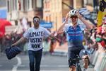 Mens Remco  Evenepoel længst havde lagt samtlige rivaler i Liège-Bastogne-Liège bag sig, blev han fulgt de sidste meter til målstregen af en klimaaktivitist, uden at det spolerede den 22-årige belgiers begejstring over triumfen.
 Foto: Benoit Doppagne/Ritzau Scanpix