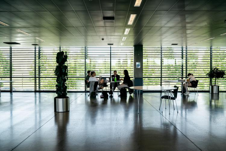 Både journalistuddannelsen på Roskilde Universitet (foto), på Syddansk Universitet og på Danmarks Medie- og Journalist-højskole har problemer med etnisk mangfoldighed blandt de studerende – og de studerendes valg af kilder.  Foto: Emma Sejersen/Emma Sejersen