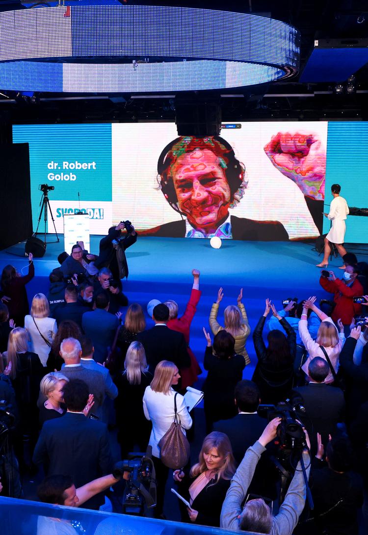Robert Golob, der leder 'Frihedsbevægelsen' i Slovenien talte via video til sine tilhængere på valgnatten. Han blev for nylig smittet med covid-19.   Foto: Borut Zivulovic/Ritzau Scanpix