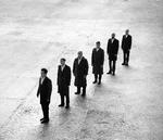 Rammstein fremstår sjældent afdæmpede på deres nye pressefotos, der er skudt af den canadiske rockstjerne Bryan Adams. Og seriøsiteten træder også frem i musikken. 
Pr-foto: Bryan Adams 