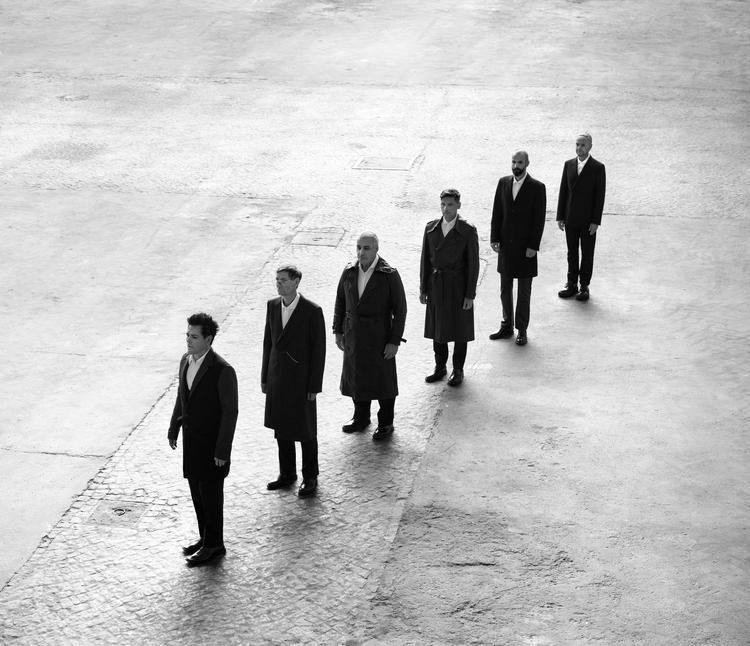 Rammstein fremstår sjældent afdæmpede på deres nye pressefotos, der er skudt af den canadiske rockstjerne Bryan Adams. Og seriøsiteten træder også frem i musikken. 
Pr-foto: Bryan Adams 
