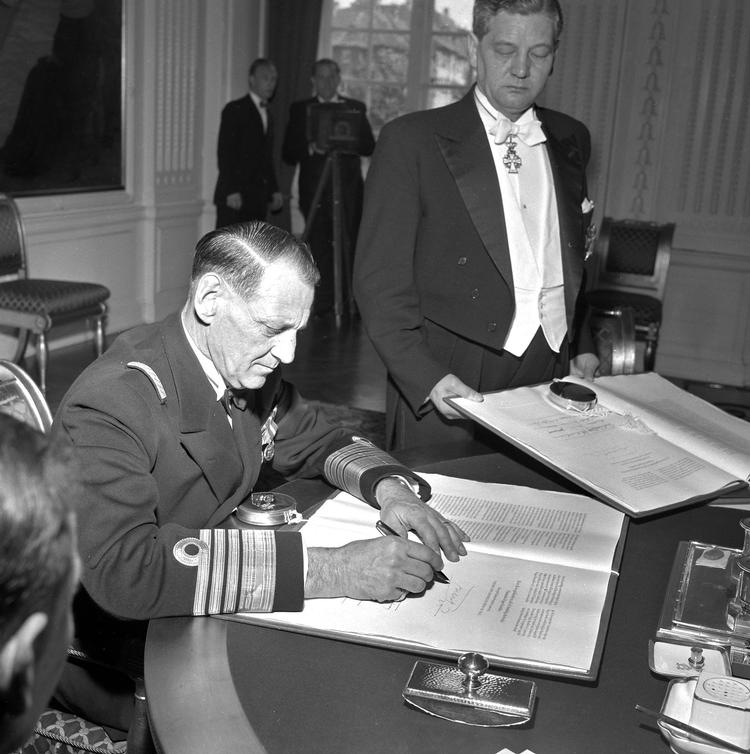 pkt 13 frederik 9 underskriver grundlovErik PetersenRitzau Scanpix