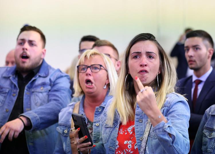 En gruppe af Marine Le Pens vælgere reagerer med skuffelse og vrede på valgaftenen i søndags, da de første valgresultater bebudende hendes nederlag til Macron.   Foto: Johanna Geron/Ritzau Scanpix