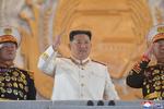 Nordkoreas leder, Kim Jong-un, deltog mandag i markeringen af 90-året for grundlæggelsen af landets hær. Foto: Kcna/Ritzau Scanpix