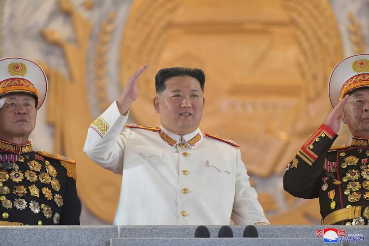 Nordkoreas leder, Kim Jong-un, deltog mandag i markeringen af 90-året for grundlæggelsen af landets hær. Foto: Kcna/Ritzau Scanpix