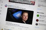    CHICAGO, ILLINOIS - APRIL 25: In this photo illustration, news about Elon Musk's bid to takeover Twitter is tweeted on April 25, 2022 in Chicago, Illinois. It was announced today that Twitter has accepted a $44 billion bid from Musk to acquire the company. (Photo Illustration by Scott Olson/Getty Images) == FOR NEWSPAPERS, INTERNET, TELCOS &amp; TELEVISION USE ONLY ==   Foto: Scott Olson/Ritzau Scanpix