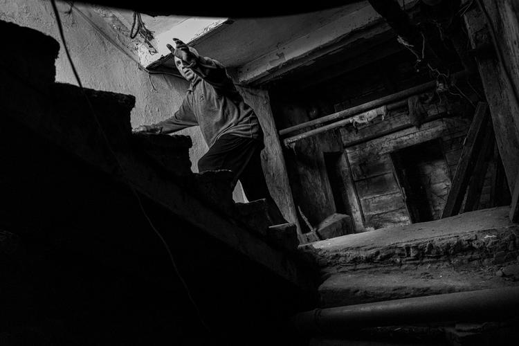 Anatoly Zavorotniy 76 år på vej op fra kælderen hvor han og gans kone har søgt tilflugt efter deres lejlighed blev smadret af russiske missiler. 