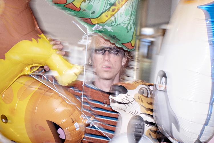 Kunstner Esben Weile Kjær, som Ibyen tidligere har portrætteret, er en af dem, du kan opleve til Afgang Live. Foto: Marius Renner