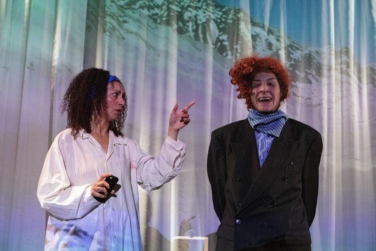 Laura Allen Müller er evolutionsforskeren Elvira, der her møder Grauballemanden spillet af Josephine Ingrid Raahauge. Derudover medvirker Malene Melsen og Laura Bro. Foto: Thomas Petri