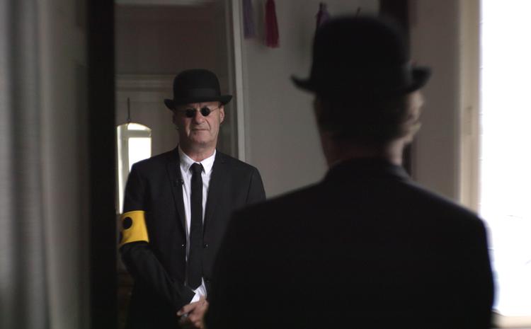 Da Knud Romer indså, at han havde tabt til den grønne stær, skabte han figuren 'Den blinde mand' – som en slags værn.  Foto: DR
