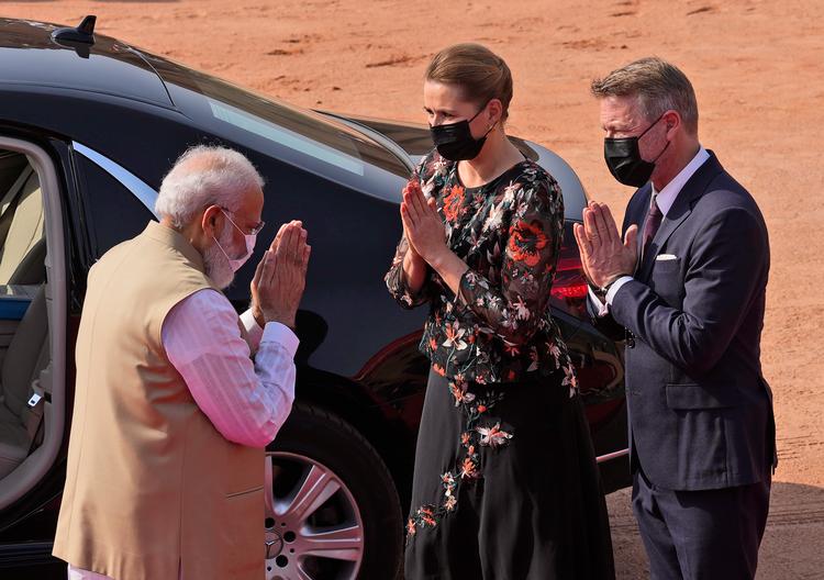Mette Frederiksen besøgte Indien i oktober sidste år, hvor hun blev modtaget af landets premierminister, Narendra Modi, som nu kvitterer med et besøg i Danmark i næste uge.  Foto: Manish Swarup/Ritzau Scanpix