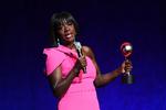 Skuespilleren Viola Davis modtager en pris i april 2022. Hun begyndte sin karriere på teateret, men har også været med i en række film og tv-serier. I 2017 fik hun en stjerne på 'Hollywood Walk of Fame' og i 2020 gav New York Times hende en niende plads på avisens liste over det 21. århundredets bedste skuespillere. Foto: Valerie Macon/Ritzau Scanpix