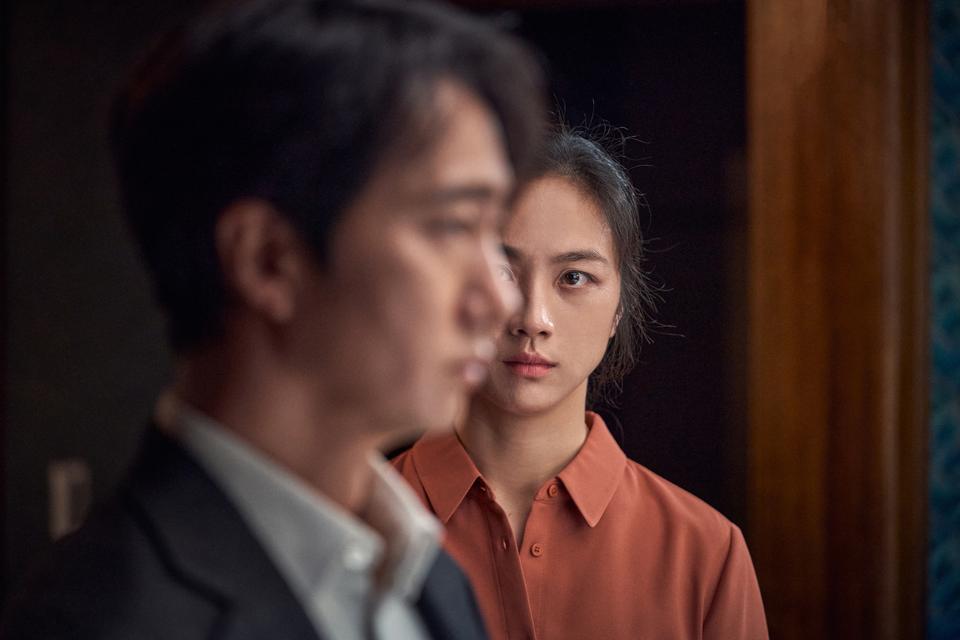 Park Hai-il spiller i Park Chan-wooks 'Decision to Leave' en politibetjent, der skal opklare et mystisk mord, der er sket midt på et bjerg. Sydkoreanske Park Chan-wook har tre gange tidligere været nomineret til Palme d'Or, første gang for Oldboy i 2003, der blev hans internationale gennembrud. 