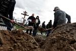 Dækningen af krigen i Ukraine – her fra en begravelse i Butja – stiller krav til de vestlige medier om at bevare nøgternheden og ikke køre på automatpilot i forhold til krigens parter. Foto: Zohra Bensemra/Ritzau Scanpix