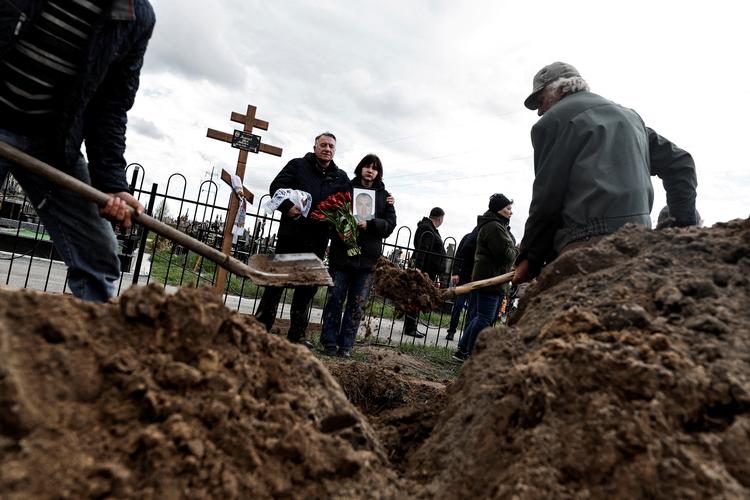 Dækningen af krigen i Ukraine – her fra en begravelse i Butja – stiller krav til de vestlige medier om at bevare nøgternheden og ikke køre på automatpilot i forhold til krigens parter. Foto: Zohra Bensemra/Ritzau Scanpix
