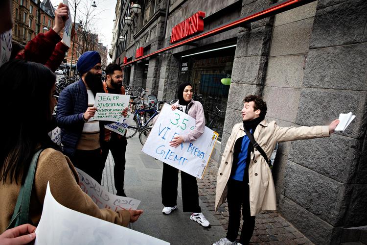 Nada Amir (i midten) studerer selv på en kommunikationsuddannelse. Hun håber, at der kommer flere som hende i mediebranchen.  Foto: Martin Lehmann
