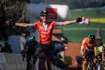 En flyvende Dylan Teuns fanger på 1. etape i Romandiet Rundt  lige netop Rohan Dennis, der beskæmmet bøjer hovedet
 Foto: Fabrice Coffrini/Ritzau Scanpix