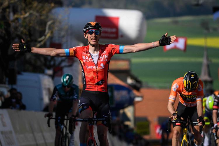 En flyvende Dylan Teuns fanger på 1. etape i Romandiet Rundt  lige netop Rohan Dennis, der beskæmmet bøjer hovedet
 Foto: Fabrice Coffrini/Ritzau Scanpix
