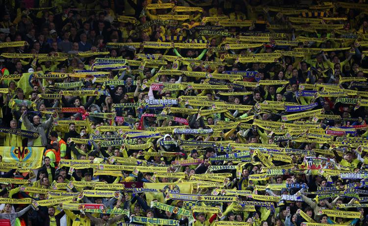 Villarreals tilrejsende fans gjorde, hvad de kunne for at holde humøret oppe hos deres helte i Champions League-semifinalen på Anfield. Foto: Phil Noble/Ritzau Scanpix