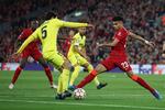 Liverpools colombianske angriber Luis Díaz (th.) forsøger onsdag aften på Anfield at få fat i bolden foran Villarreals rutinerede midtbanespiller Dani Parejo.  Foto: Phil Noble/Ritzau Scanpix