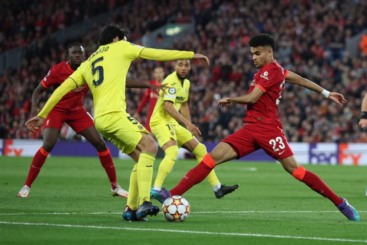 Liverpools colombianske angriber Luis Díaz (th.) forsøger onsdag aften på Anfield at få fat i bolden foran Villarreals rutinerede midtbanespiller Dani Parejo.  Foto: Phil Noble/Ritzau Scanpix