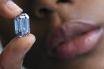 'De Beers Cullinan Blue. er blevet solgt på auktion for 404 millioner kroner. Foto: Timothy A. Clary/Ritzau Scanpix