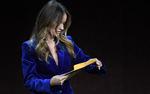 Olivia Wilde på scenen på Caesars Palace i Las vega, hvor hun cirka midtvejs i sin præsentation foran en fyldt sal fik overrakt en kuvert.  Foto: Valerie Macon/Ritzau Scanpix