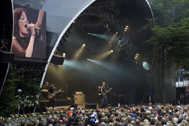 Der var fuldt hus til Swan Lee på bøgescenen i 2005. Samme år brød de op, men nu danner de band igen, 17 år efter bruddet.  Foto: Johnny Frederiksen