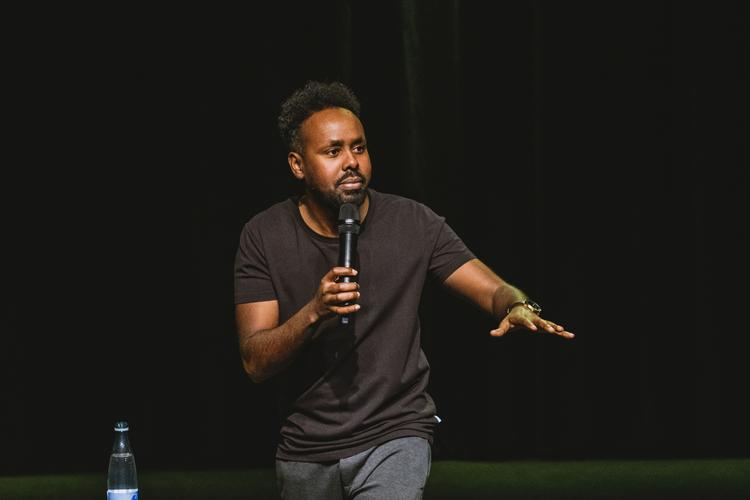 Mahamad Habane føjer ikke noget nyt til standup-faget, men han er sjov og teknisk velfunderet.  Foto: Ida Wang