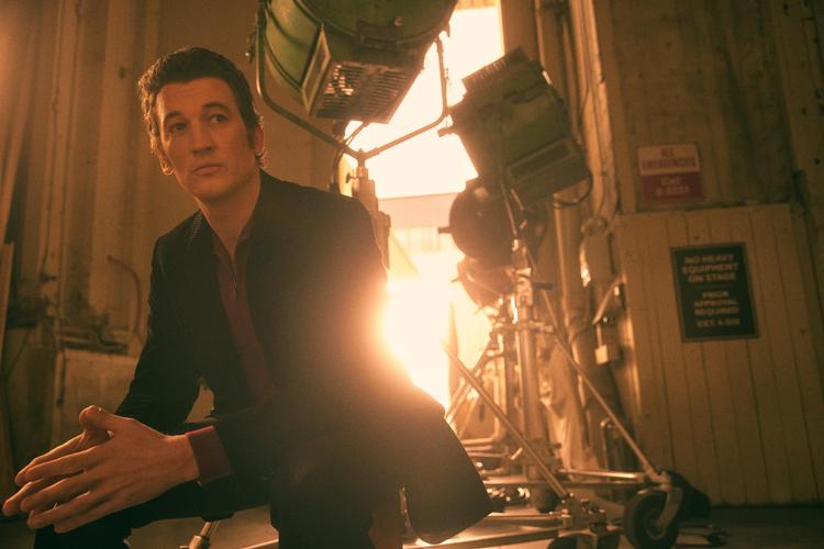 Miles Tellers fortolkning af produceren Albert Ruddy er generisk og ikke noget at skrive hjem om. Men han har pæne overarme.  Foto: Paramount+