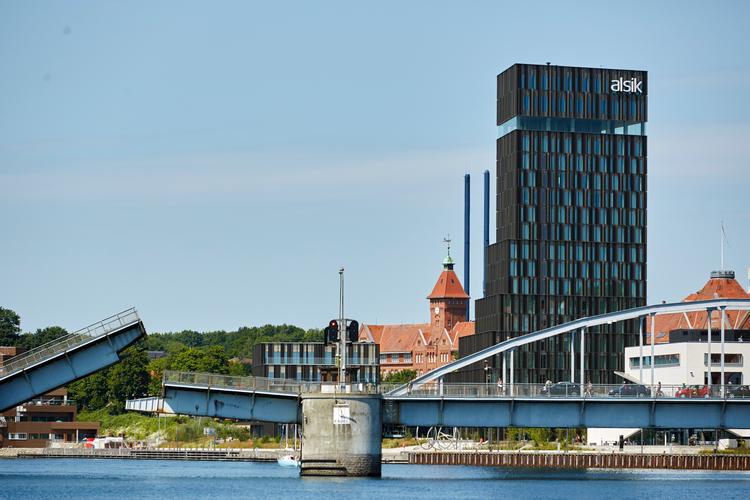 Samarbejde mellem kommune og erhvervsliv er helt centralt for Sønderborgs plan om at blive klimaneutral kommune i 2029. Her er det Sønderborgs havnefront, med det  iøjnefaldende Hotel Alsik.  Foto: Morten Langkilde/Morten Langkilde