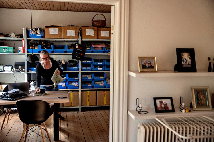  Jeannette Klausen driver <AS>sin webshop fra privaten i Viborg og passer samtidig et deltidsjob i den kommunale <AS>hjemmepleje for at få økonomien til at hænge sammen. Foto: Jacob Ehrbahn