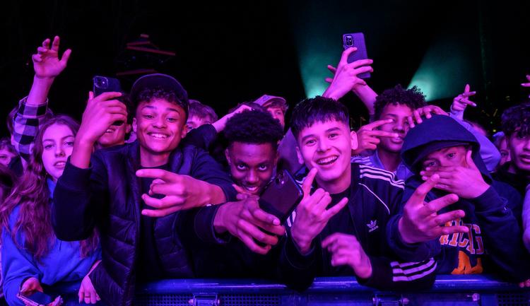 Da Artigeardit og Andreas Odbjerg skulle spille til Fredagsrock dukkede så mange mennesker op, at Tivoli allerede lukkede portene til koncerten klokken 20.19.  Foto: Torben Christensen/Ritzau Scanpix
