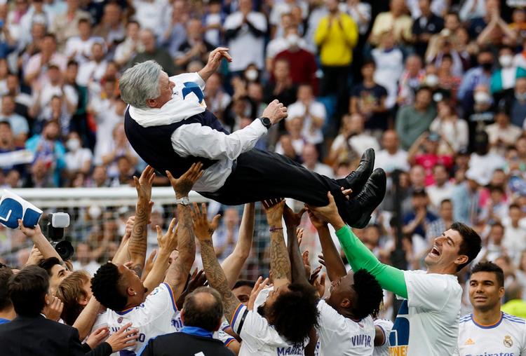 Træner Carlo Ancelotti fik den obligatoriske lufttur efter mesterskabet var i hus. Foto: Susana Vera/Ritzau Scanpix