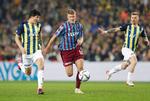 Andreas Cornelius har med 15 ligamål en stor andel i Trabzonspors succes. Her ses han i aktion i en kamp mod storklubben Fenerbache tidligere på sæsonen. Foto: Murad Sezer/Ritzau Scanpix
