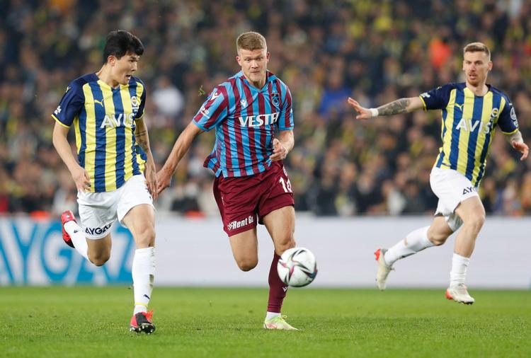 Andreas Cornelius har med 15 ligamål en stor andel i Trabzonspors succes. Her ses han i aktion i en kamp mod storklubben Fenerbache tidligere på sæsonen. Foto: Murad Sezer/Ritzau Scanpix
