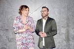 Katrine Muff og Jakob Fauerby passer sammen som gin og tonic i fællessangens tjeneste.  Foto: Agnete Schlichtkrull/DR