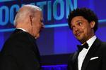 Komikeren Trevor Noah fortalte til White House Correspondents-middagen lørdag, at han var lykkelig over at bo i et land, hvor man kunne gøre grin ad præsidenten. "Og det kan man da, kan man ikke?", som han spurgte præsident Biden. Foto: Nicholas Kamm/Ritzau Scanpix