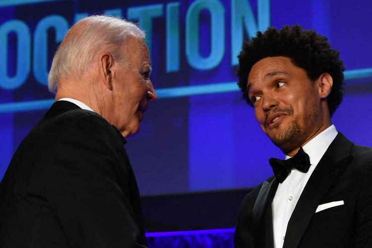 Komikeren Trevor Noah fortalte til White House Correspondents-middagen lørdag, at han var lykkelig over at bo i et land, hvor man kunne gøre grin ad præsidenten. "Og det kan man da, kan man ikke?", som han spurgte præsident Biden. Foto: Nicholas Kamm/Ritzau Scanpix