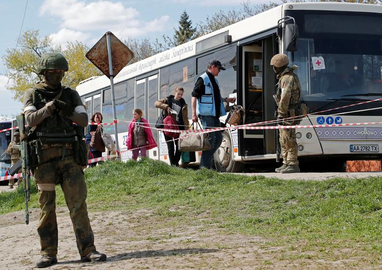 Omkring 100 civile fra området omkring Azovstal-stålværket i den ukrainske by Mariupol er kommet ud, skriver Ukraines præsident, Volodymyr Zelenskyj, på Twitter. Foto: Alexander Ermochenko/Ritzau Scanpix