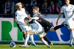 FCKs Rasmus Falk og FC Midtjyllands Anders Dreyer var to af de tekniske stærke spillere, der ligesom holdkammeraterne brugte de fleste af kræfterne på dueller.    Foto: Jens Dresling