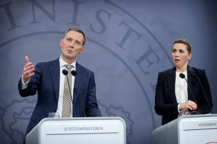 Statsminister Mette Frederiksen (S) og justitsminister Nick Hækkerup (S) afholdt 3. november 2021 pressemøde i Spejlsalen i statsministeriet om regeringens rolle i aflivningen af mink i Danmark. Foto: Jens Dresling