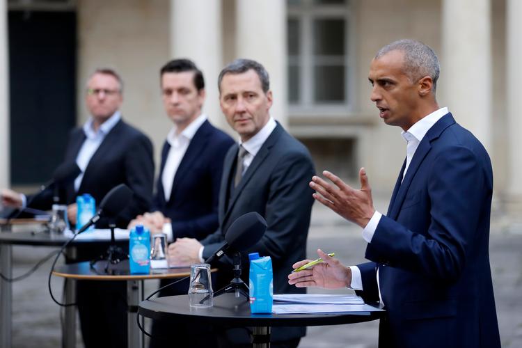 Mattias Tesfaye (th.) overtager posten som justitsminister fra Nick Hækkerup (nr. 2 fra højre), mens Kaare Dybvad Bek (nr. 2 fra venstre) overtager Tesfayes hidtidige post som udlændinge- og integrationsminister. Christian Rabjerg Madsen (ikke på billedet) bliver ny indenrigs- og boligminister. Foto: Jens Dresling