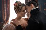 Romancen mellem hende, man på moderne dansk ville kalde 'powerbutchen' Anne Lister (spillet kuldegysningsfremkaldende godt af Suranne Jones), og følsomme Ann Walker (Sophie Rundle), er centrum for 'Gentleman Jack'. Foto: Pr