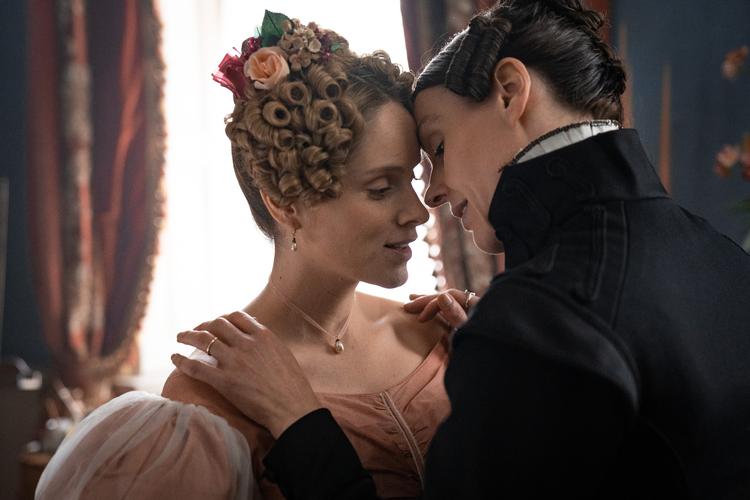 Romancen mellem hende, man på moderne dansk ville kalde 'powerbutchen' Anne Lister (spillet kuldegysningsfremkaldende godt af Suranne Jones), og følsomme Ann Walker (Sophie Rundle), er centrum for 'Gentleman Jack'. Foto: Pr