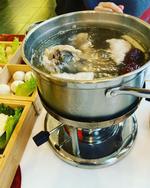 Hotpot-suppen kan være mild, chilikrydret eller blot være vand. Kød, og altid lammekød, fisk og grønt koges i gryden, og så langer man til, når bordkaptajnen giver grønt lys.   Foto: Xin Xin Ren Gudbjörnsson