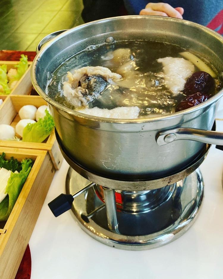 Hotpot-suppen kan være mild, chilikrydret eller blot være vand. Kød, og altid lammekød, fisk og grønt koges i gryden, og så langer man til, når bordkaptajnen giver grønt lys.   Foto: Xin Xin Ren Gudbjörnsson