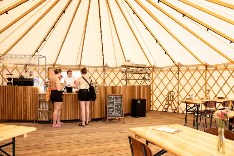 På fredag 6. maj er der fest i en jurte, som du kan se på billedet her. Det er Øens Have, som åbner for sommeren med koncert med Goss og gratis gin &amp; tonics.  Foto: Nanna Navntoft