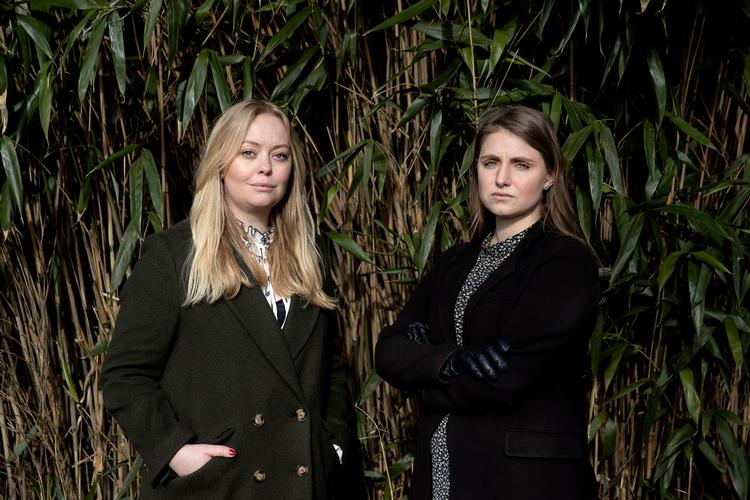 Maria Gudme (tv) - her sammen med en anden socialdemokratisk metoo-aktivist Cecilie Sværke Priess - står som førstesuppleant, når Nick Hækkerups folketingsafløser skal findes. Foto: Peter Hove Olesen