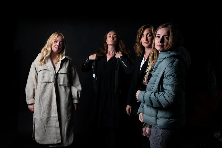 Maria Gudme (helt til venstre) var en af fire kvinder, der i 2020 samlede 79 vidnesbyrd om sexisme i politik. Mere end 200 kvindelige medlemmer af politiske partier skrev under på et åbent brev, hver de tog afstand fra udbredt sexisme i dansk politik. Nu kommer hun i Folketinget. Foto: Finn Frandsen